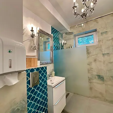 Phoenix Nest Elegant 2-bedroom Self Check-in Near Port & Old Town Constanţa