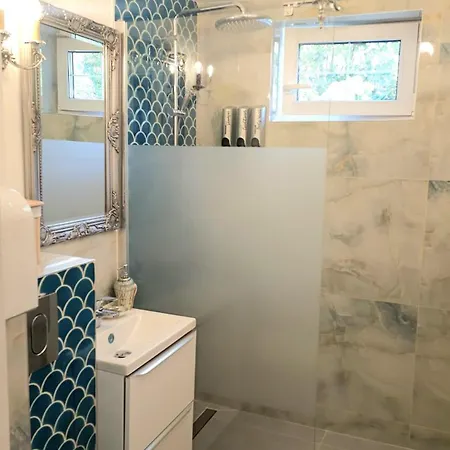 Appartement Phoenix Nest Elegant 2-bedroom Self Check-in Near Port & Old Town Constanţa