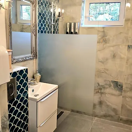 Phoenix Nest Elegant 2-bedroom Self Check-in Near Port & Old Town *
